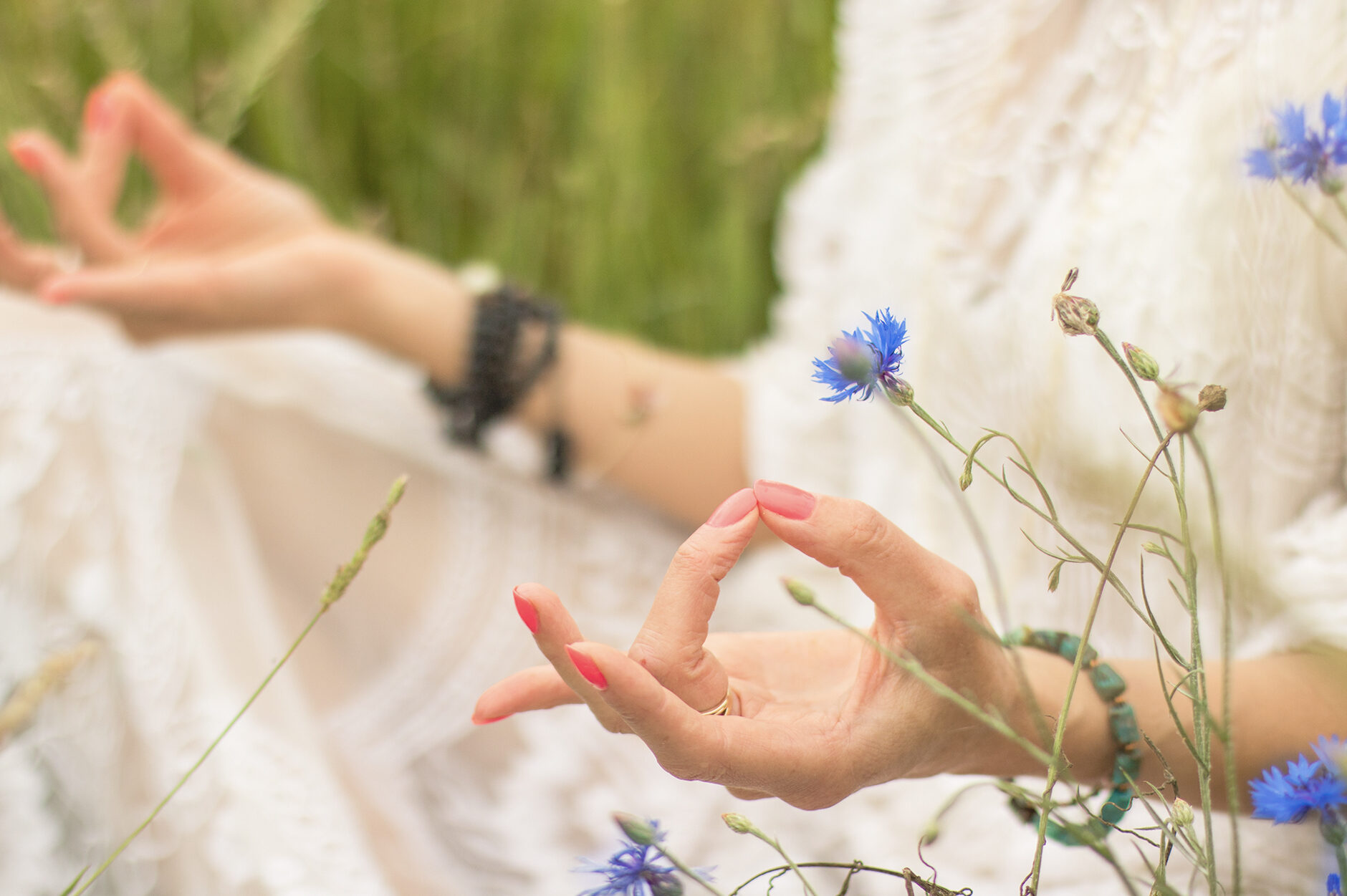 cropped-atma-domki-relaks.jpg Dłonie kobiety, która medytuje wśród natury, korzystając z medytacji prowadzonej "Droha do domu"
