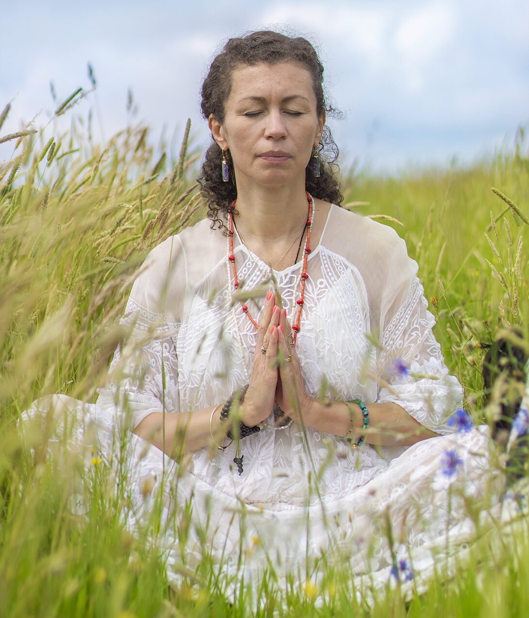 cropped-EDYTA-SICINSKA-MEDYTACJA.jpg Edyta Sicińska w trakcie medytacji "Droga do domu"