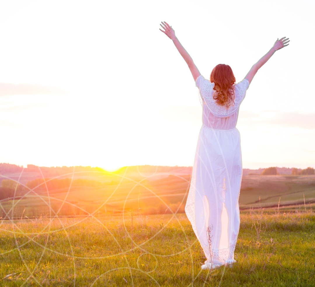 kobieta z uniesionymi rękami o zachodzie słońca