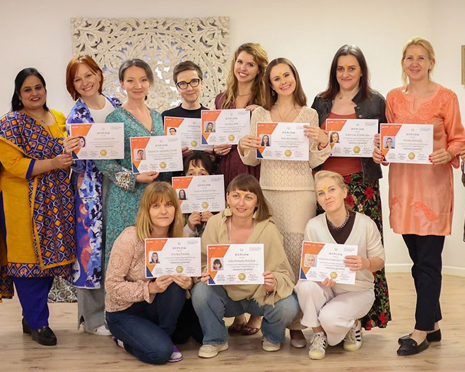 Akademia Atma uczestnicy kursu z nauczycielką z Indii